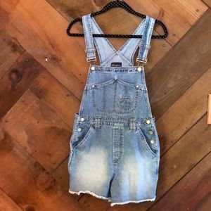 Distressed denim overall jean shorts sz M 7/8